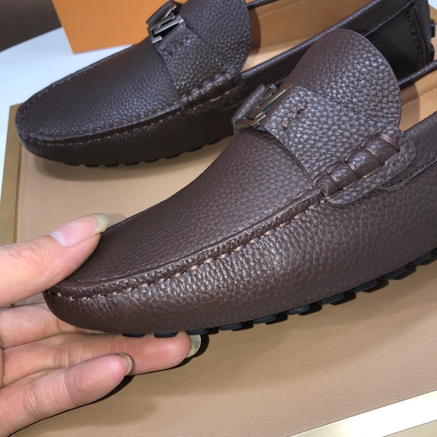 Men's men's shoes 💰420💰 [LV Doudou shoes] (water-dyed cowhide lining) new model is on the market, available on the official website. The new Doudou shoes are processed into single-color materials, and the uppers are made of imported cowhide material. The body of the shoe is fully hemmed with mark thread, and is lined with imported original cowhide leather. The elegant shoe shape is super suitable for all-matching, and the size is 38-44.